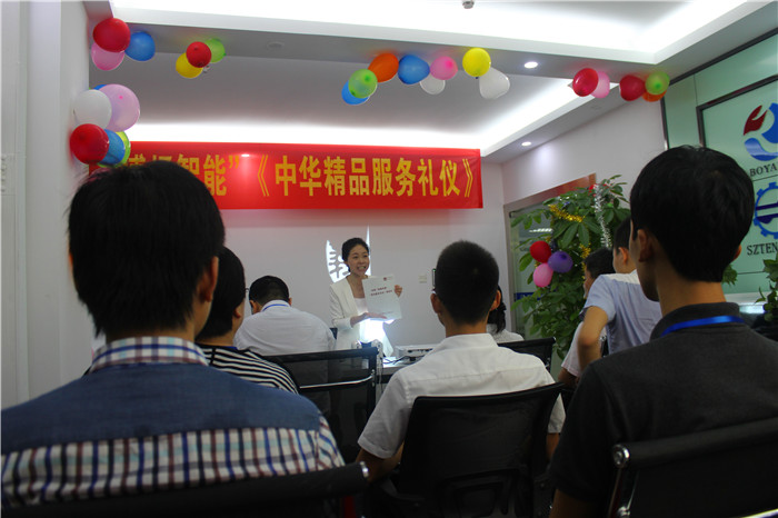 課程現(xiàn)場，學(xué)員們正在聚精會神的聽課