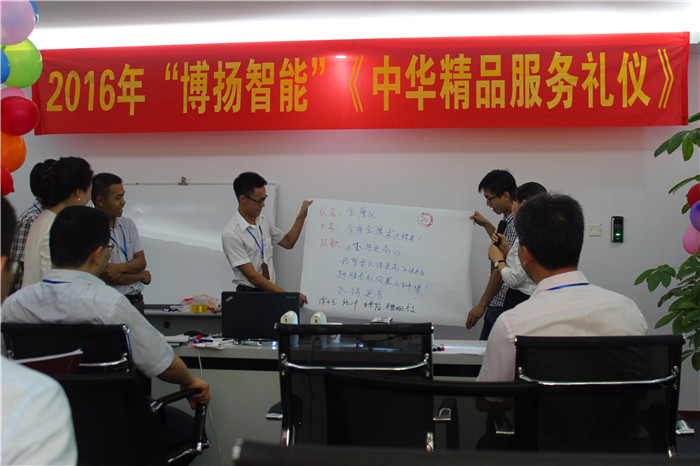 圖為金鷹隊在展示自己隊名、口號、隊歌、隊旗。